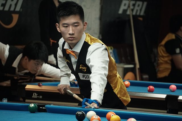 举足轻重的 举足轻重的